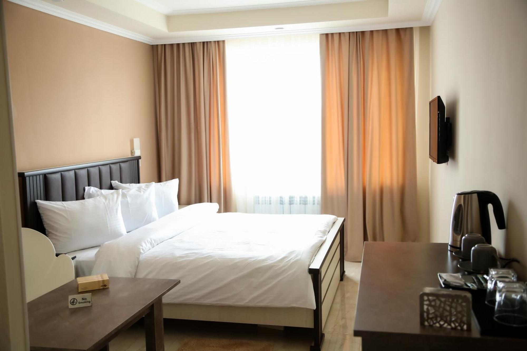 Vell Grey Hotel Martuni Exterior photo